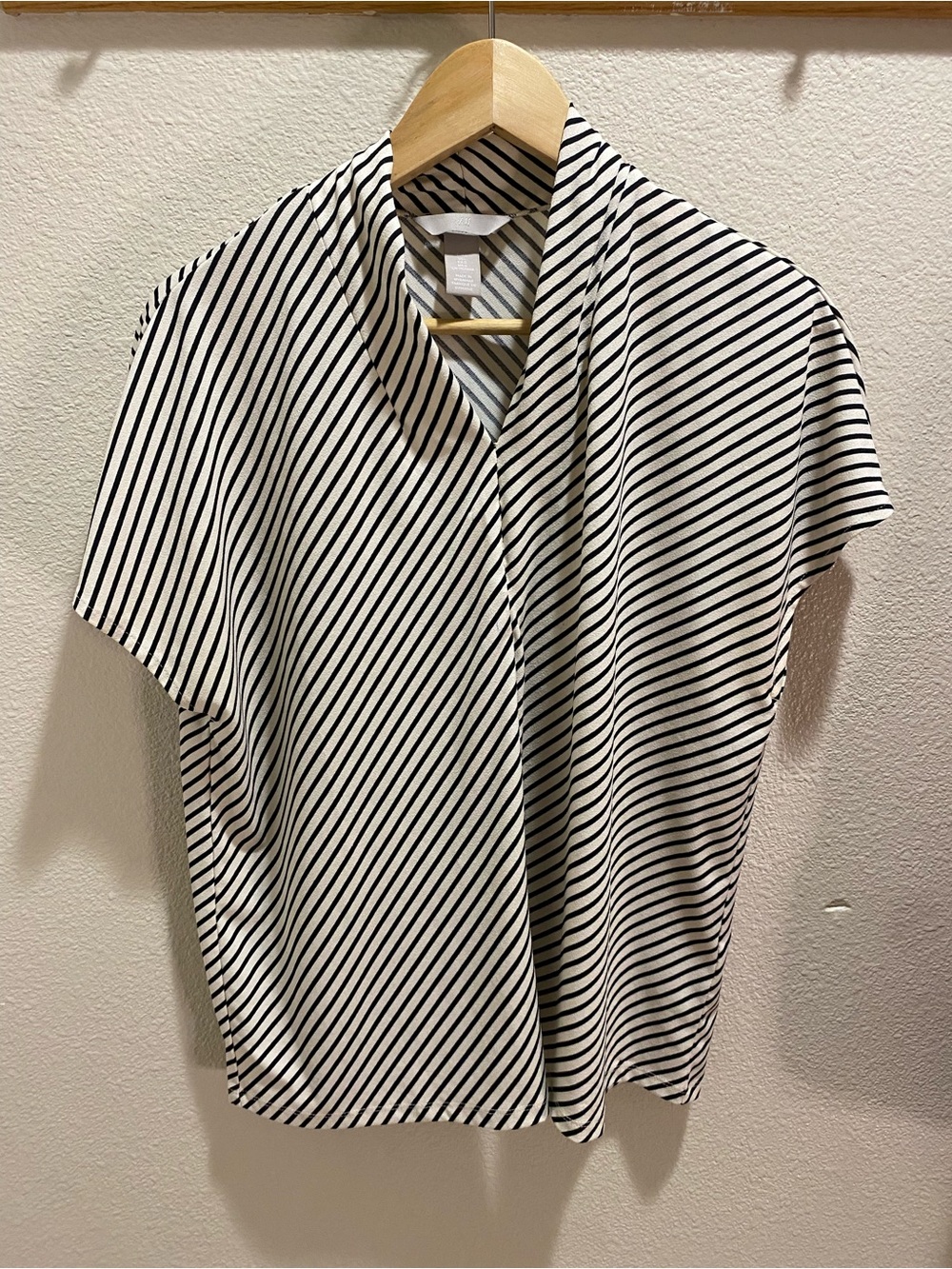 💼🤓 minimalistic H&M Black & White Diagonal Stripe Short-Sleeve Polo Shirt